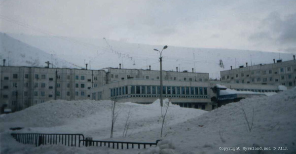 Kirovsk, bostadsomr�de med skidbackar i bakgrunden