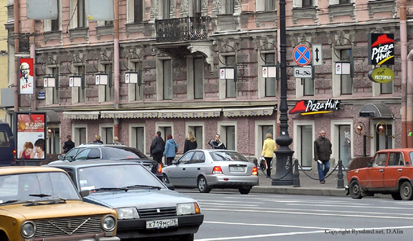 KFC (numera Rostics) och Pizza Hut p� Nevsky Prospekt