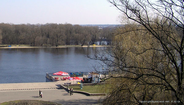 Floden Sosh p� framfart genom Vitrysslands n�st st�rsta stad Gomel. 2007